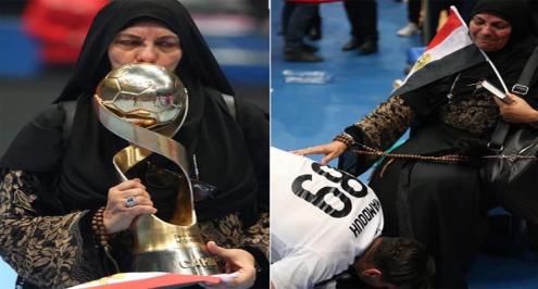والدة ممدوح هاشم  تحكي لـ" يلا كورة" تفاصيل صورة تقبيل قدمَيها  